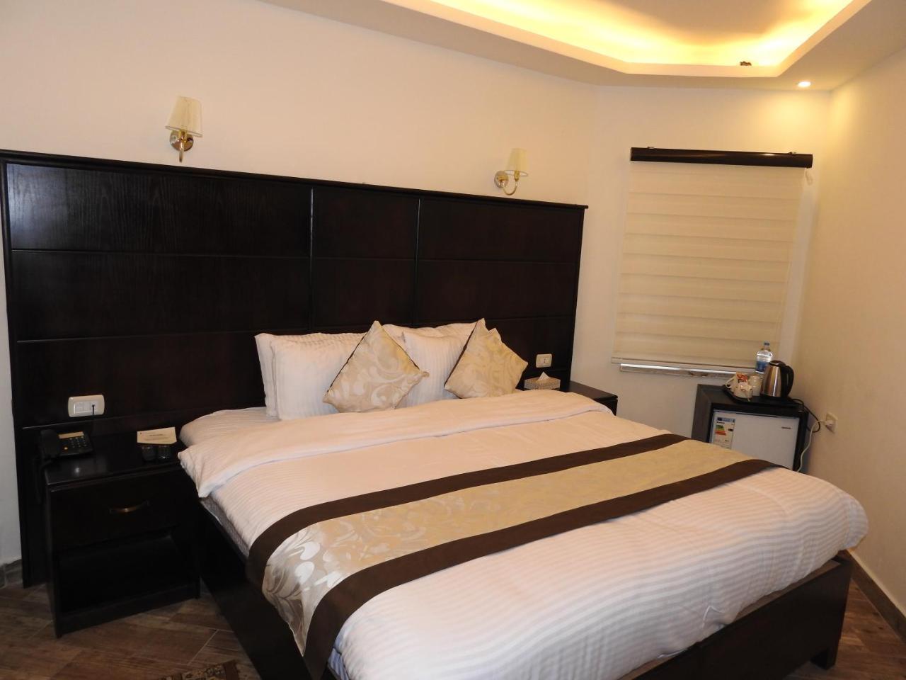 London Bridge Hotel Amman Bagian luar foto